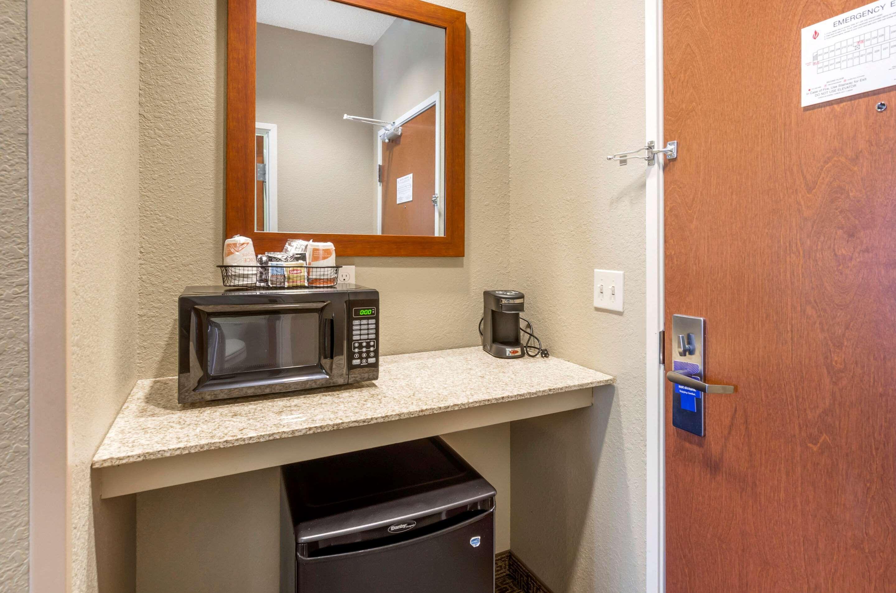 Comfort Inn & Suites Lynchburg Airport - University Area Экстерьер фото