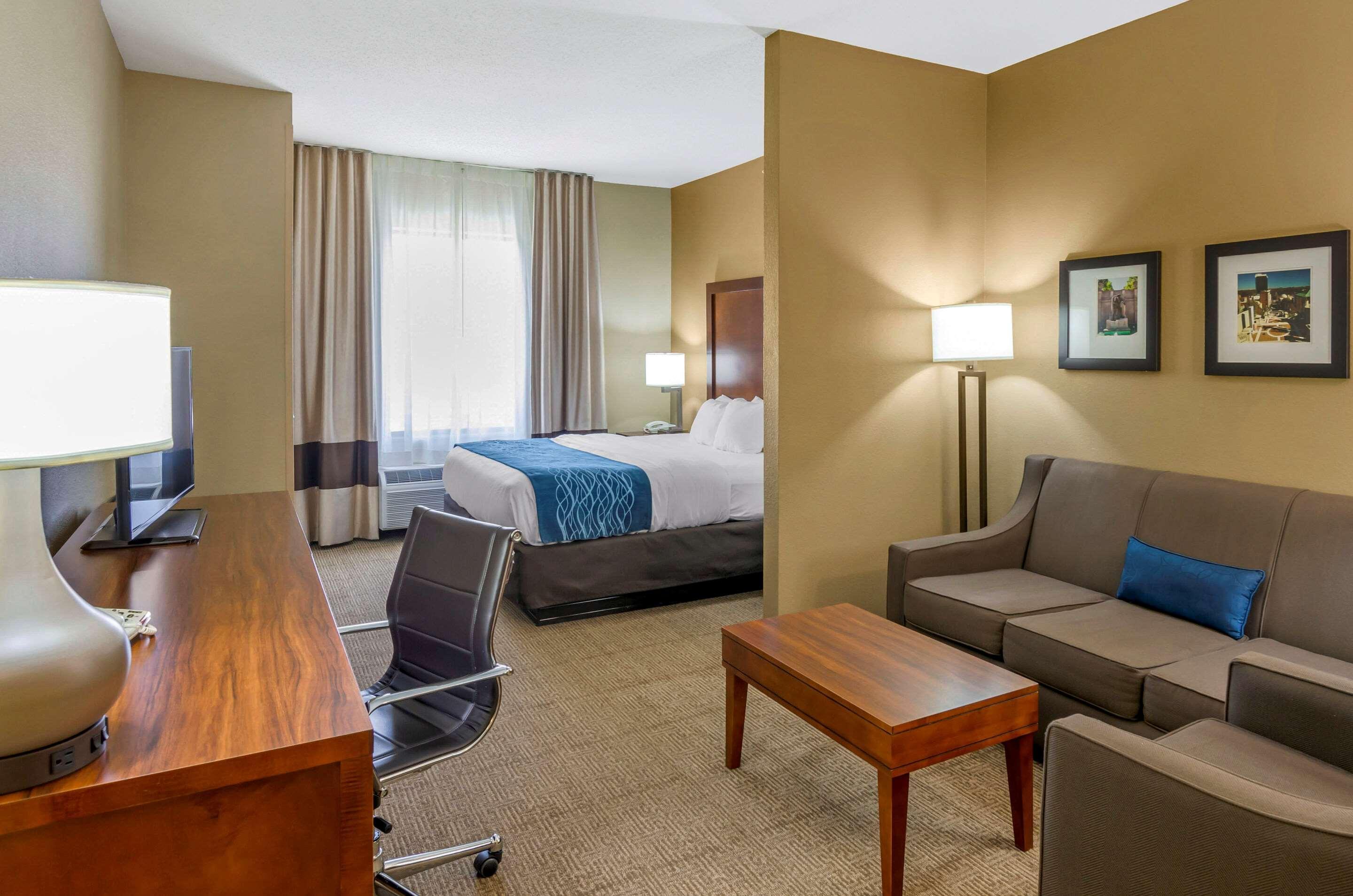 Comfort Inn & Suites Lynchburg Airport - University Area Экстерьер фото