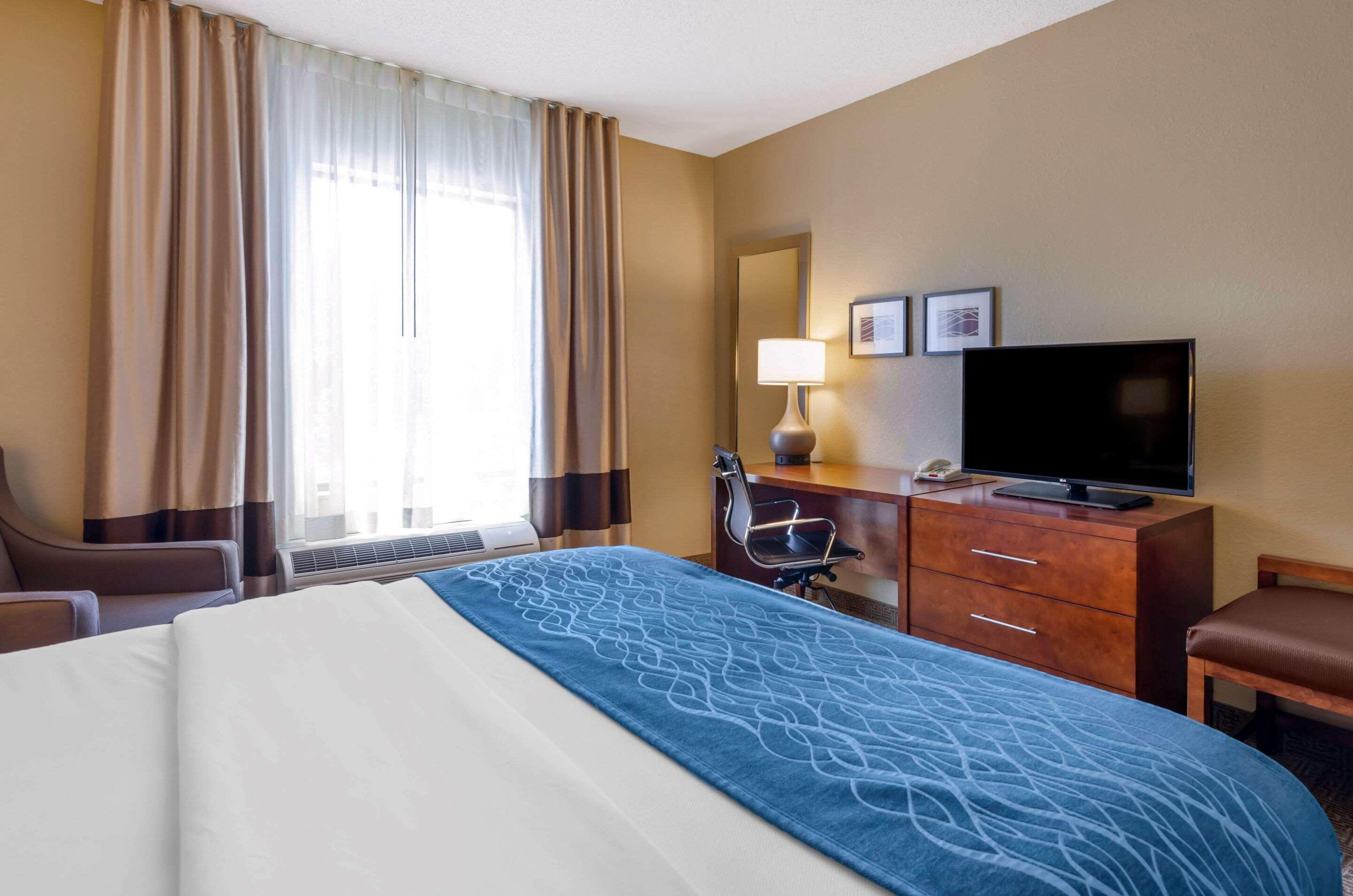 Comfort Inn & Suites Lynchburg Airport - University Area Экстерьер фото